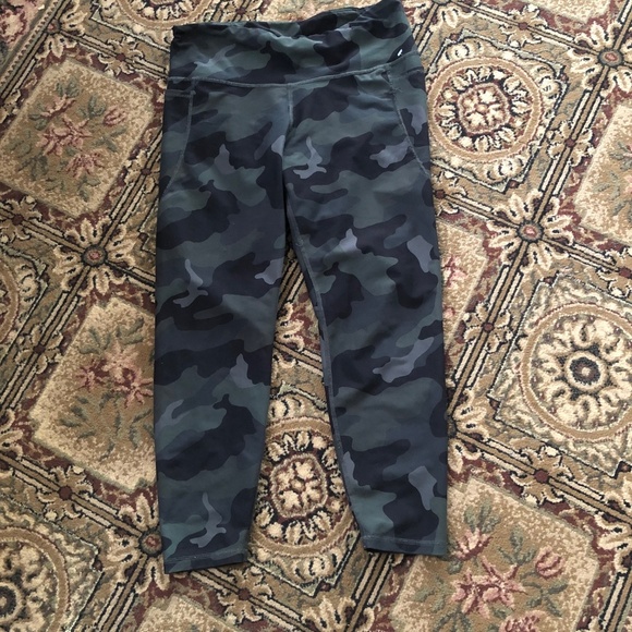 Old Navy camouflage - Active large ladies - go dry elevate leggings- like new - Picture 6 of 6